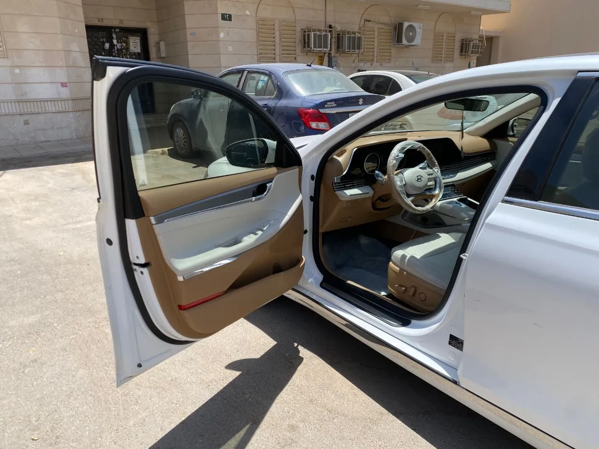 Car image 10