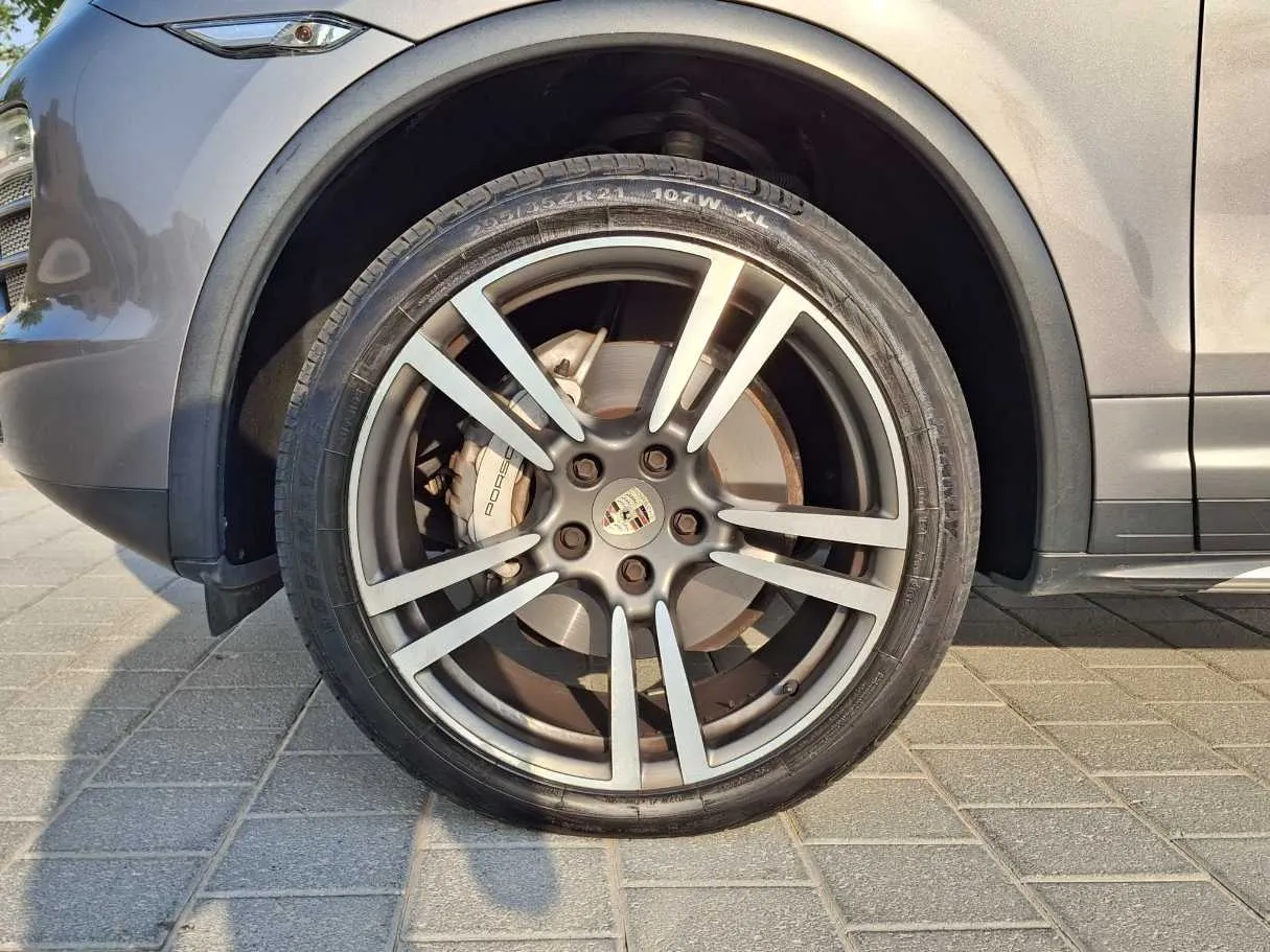 Car image 9