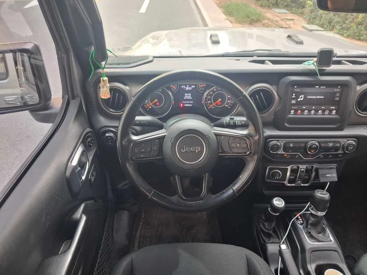 Car image 18