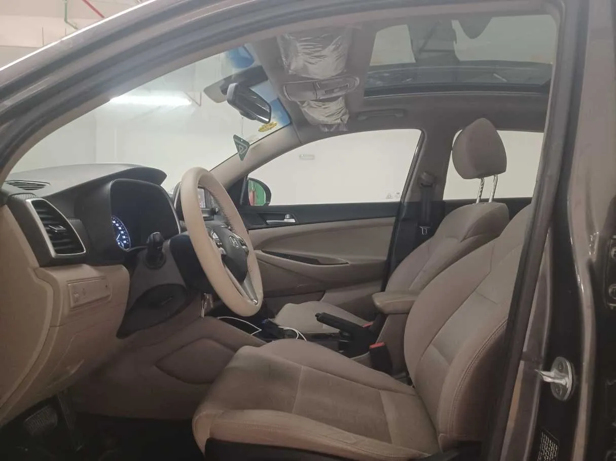 Car image 11