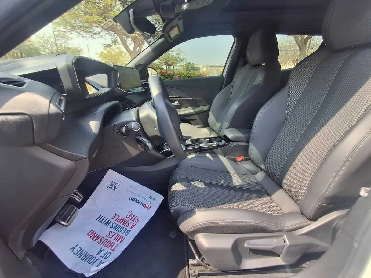Car image 12
