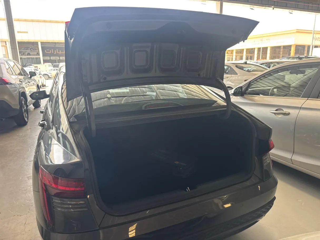Car image 15