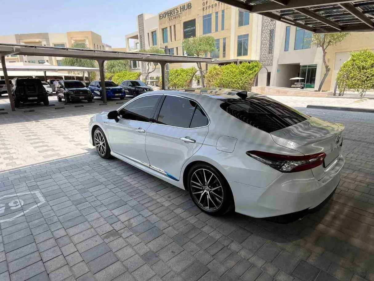 Car image 4