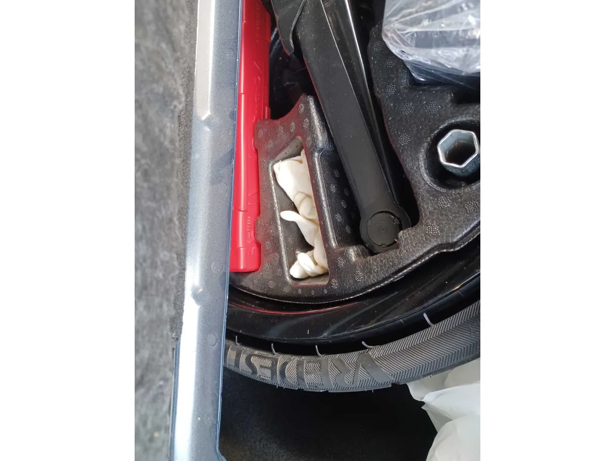 Car image 25