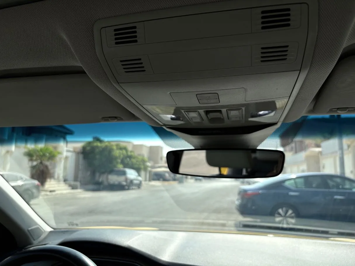 Car image 26