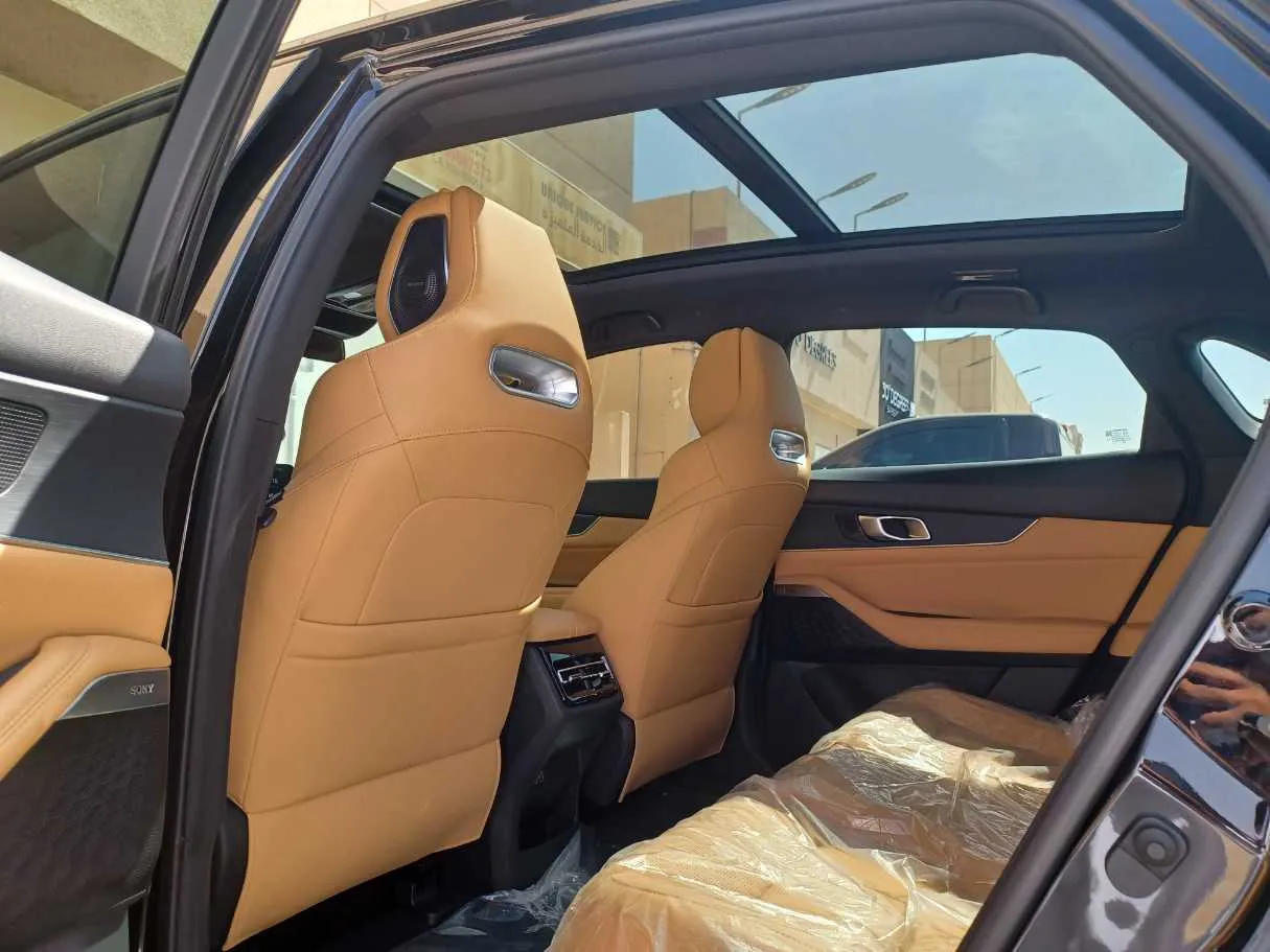 Car image 15