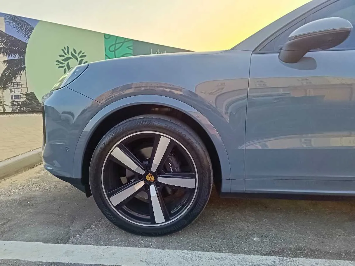 Car image 10