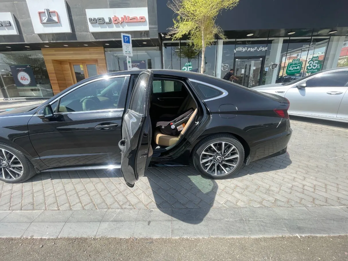 Car image 15