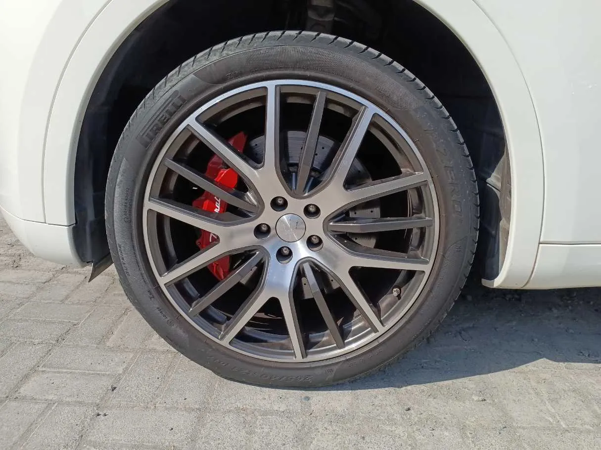 Car image 9