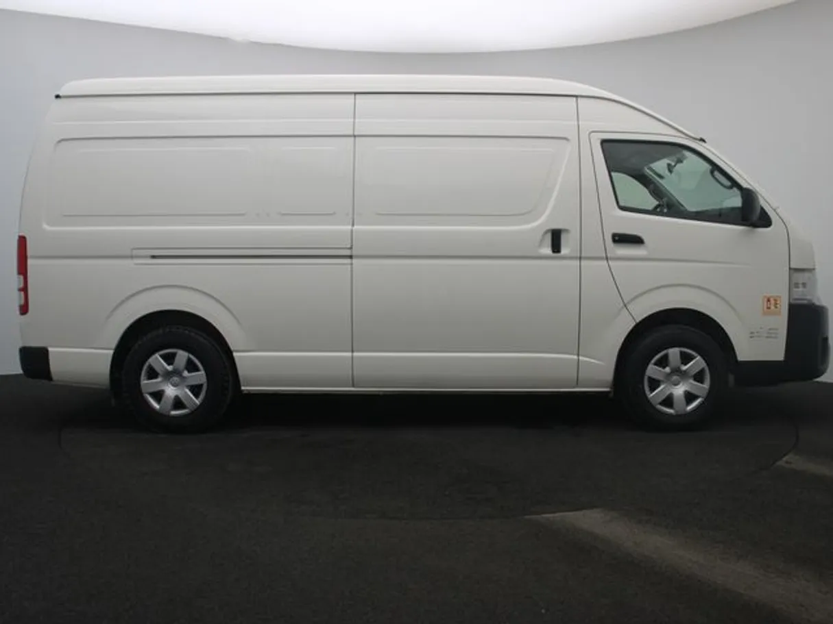 Car image 13
