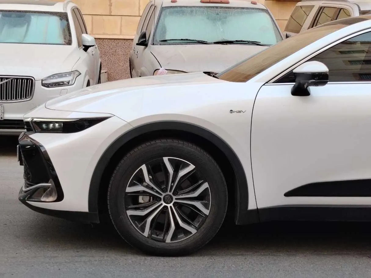 Car image 9