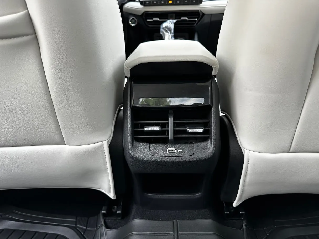Car image 25