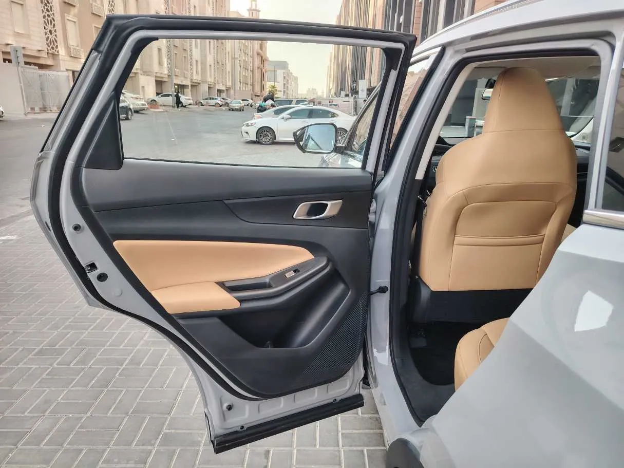 Car image 14