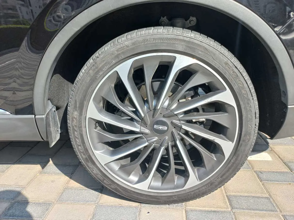 Car image 9