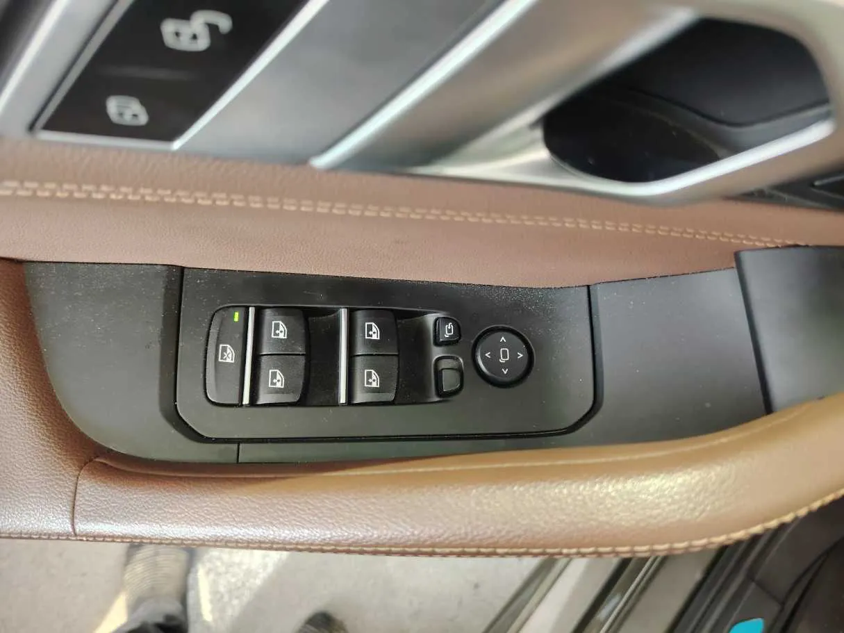Car image 36