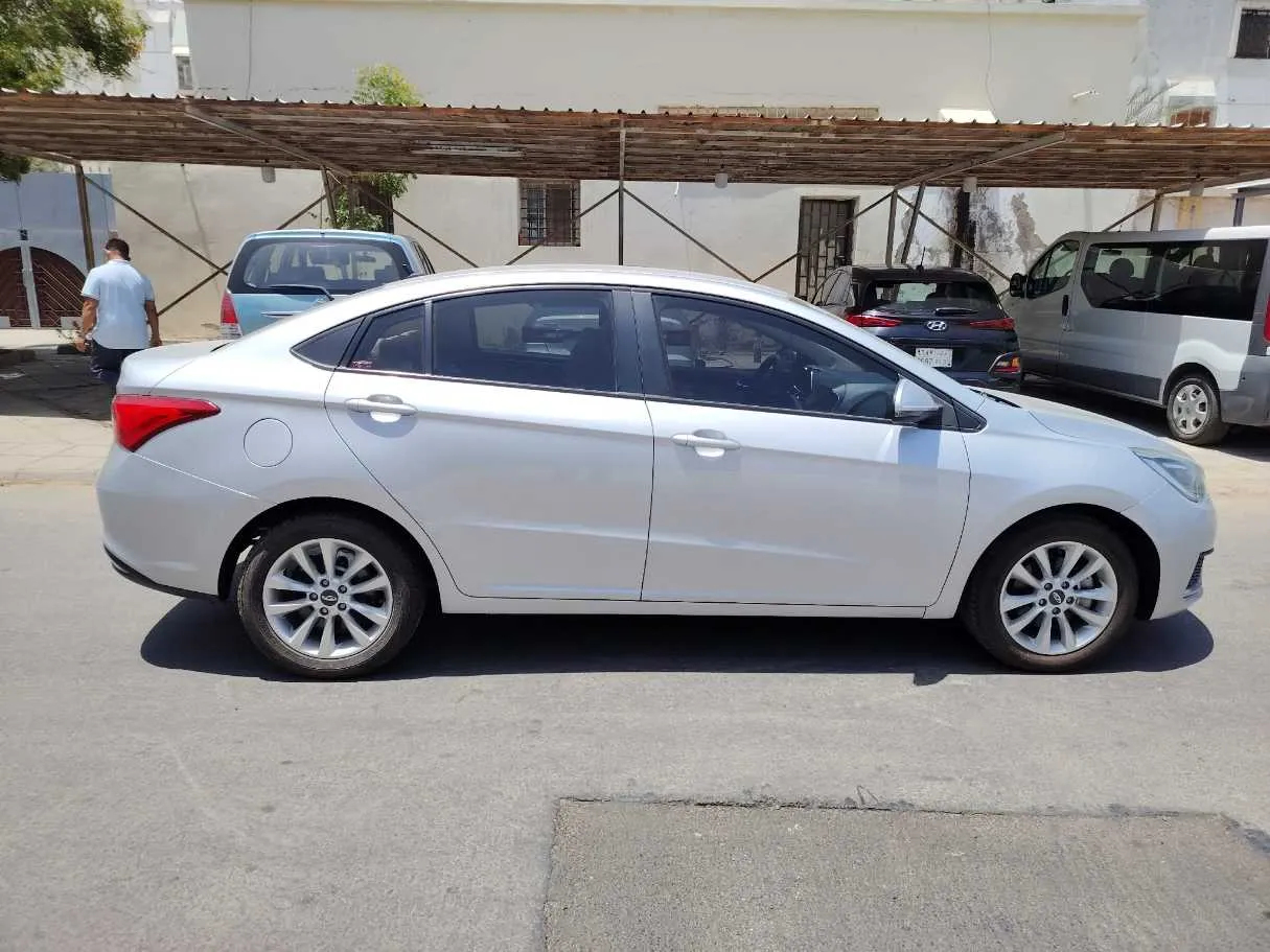 Car image 4