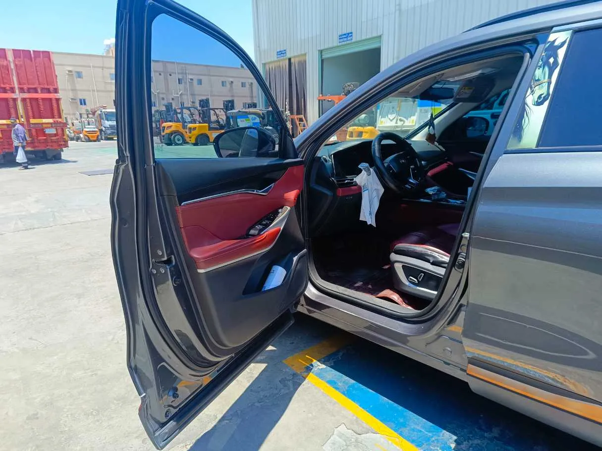 Car image 12
