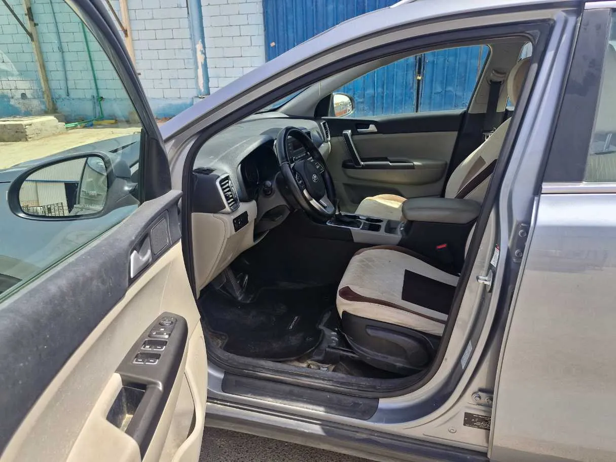Car image 11