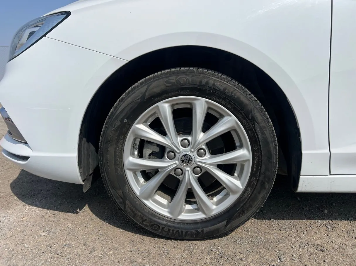 Car image 9
