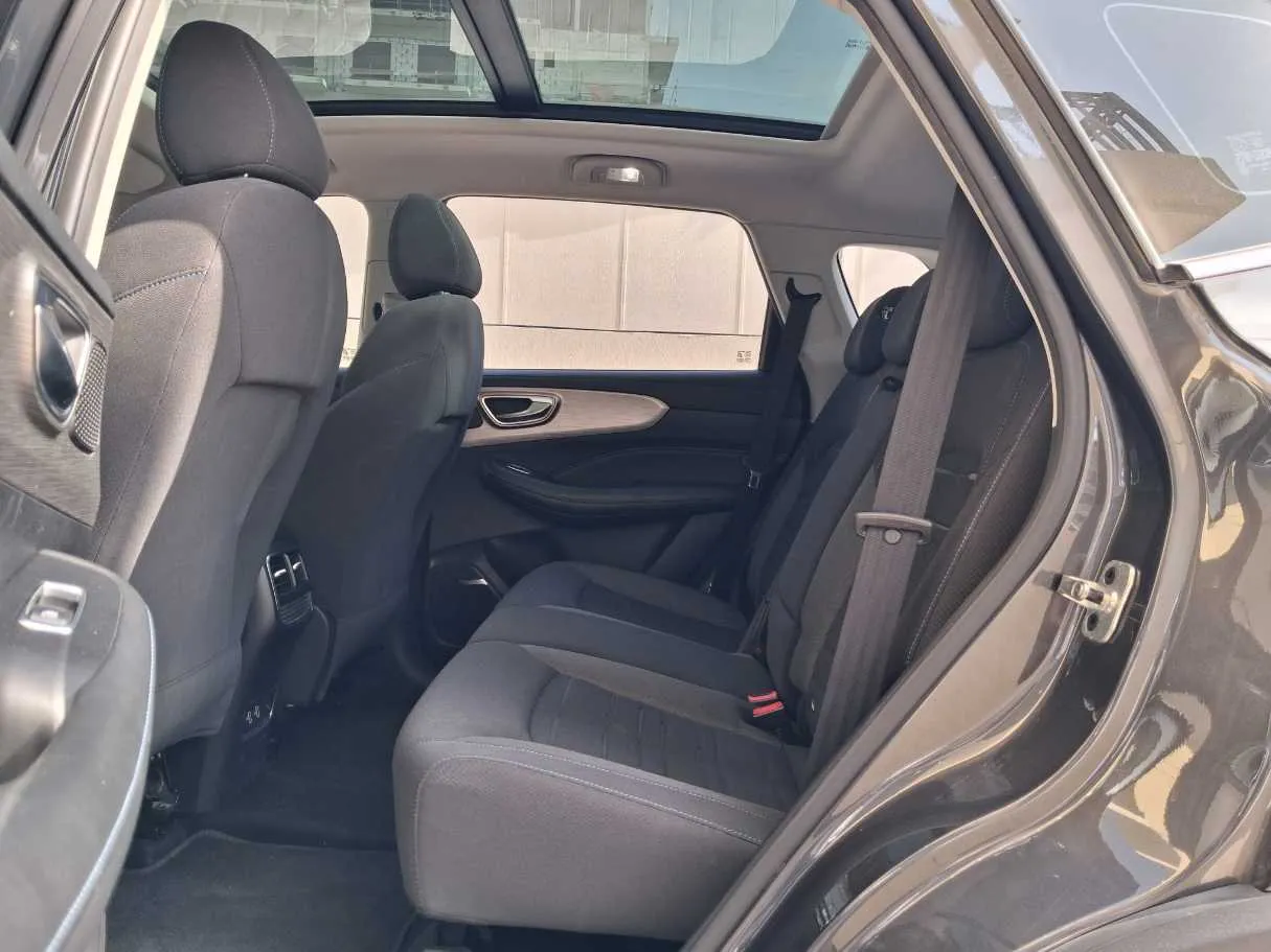 Car image 10