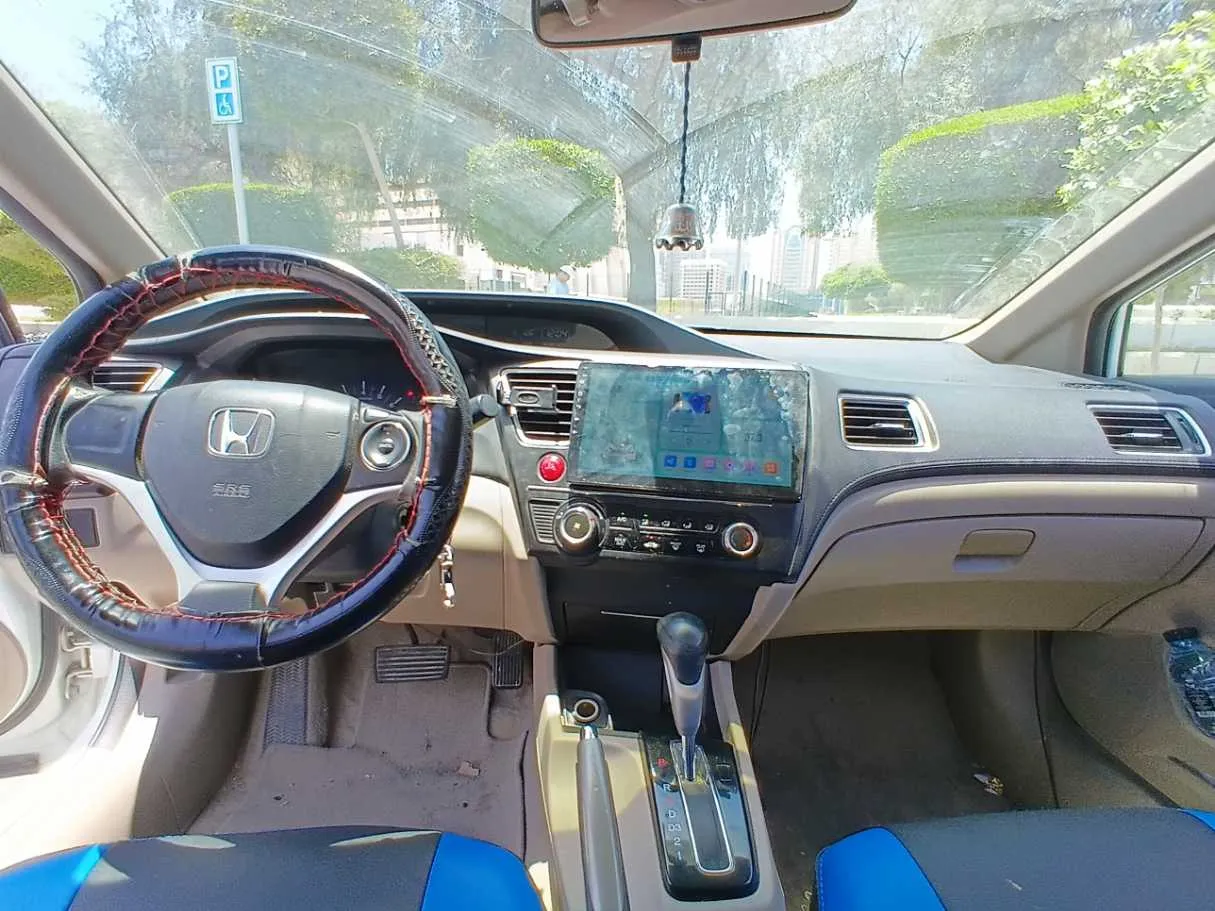 Car image 14