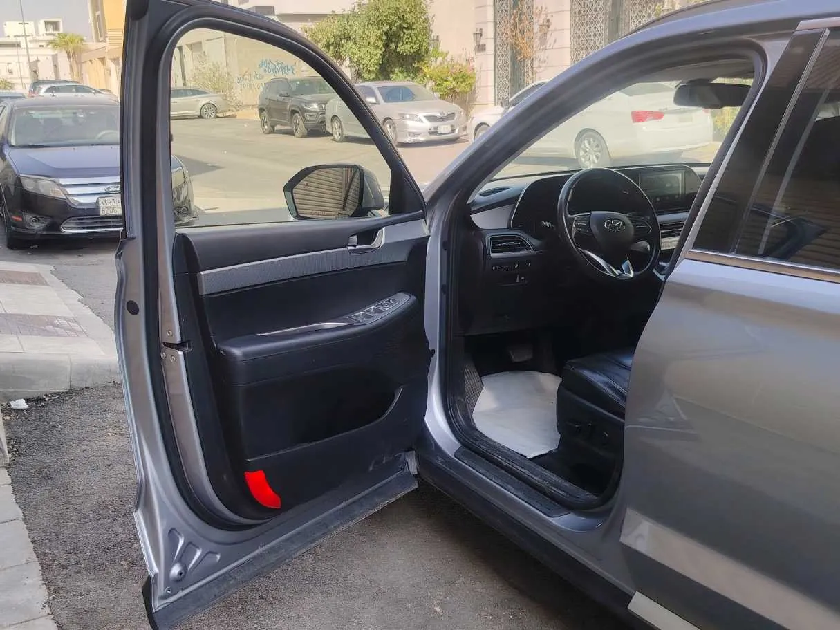 Car image 11