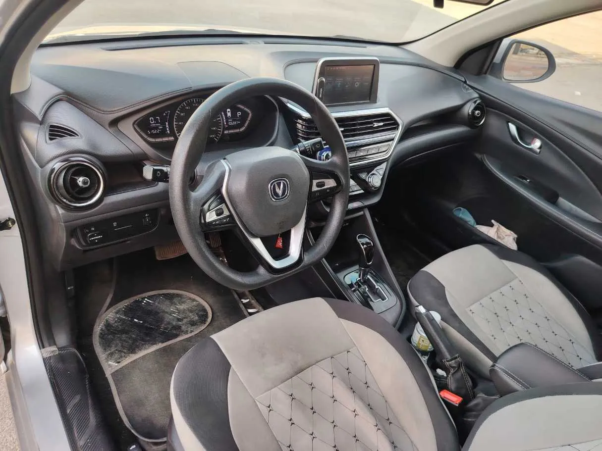 Car image 12