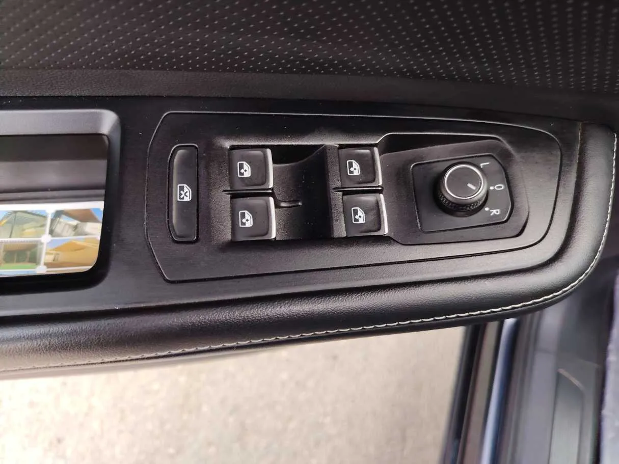 Car image 27
