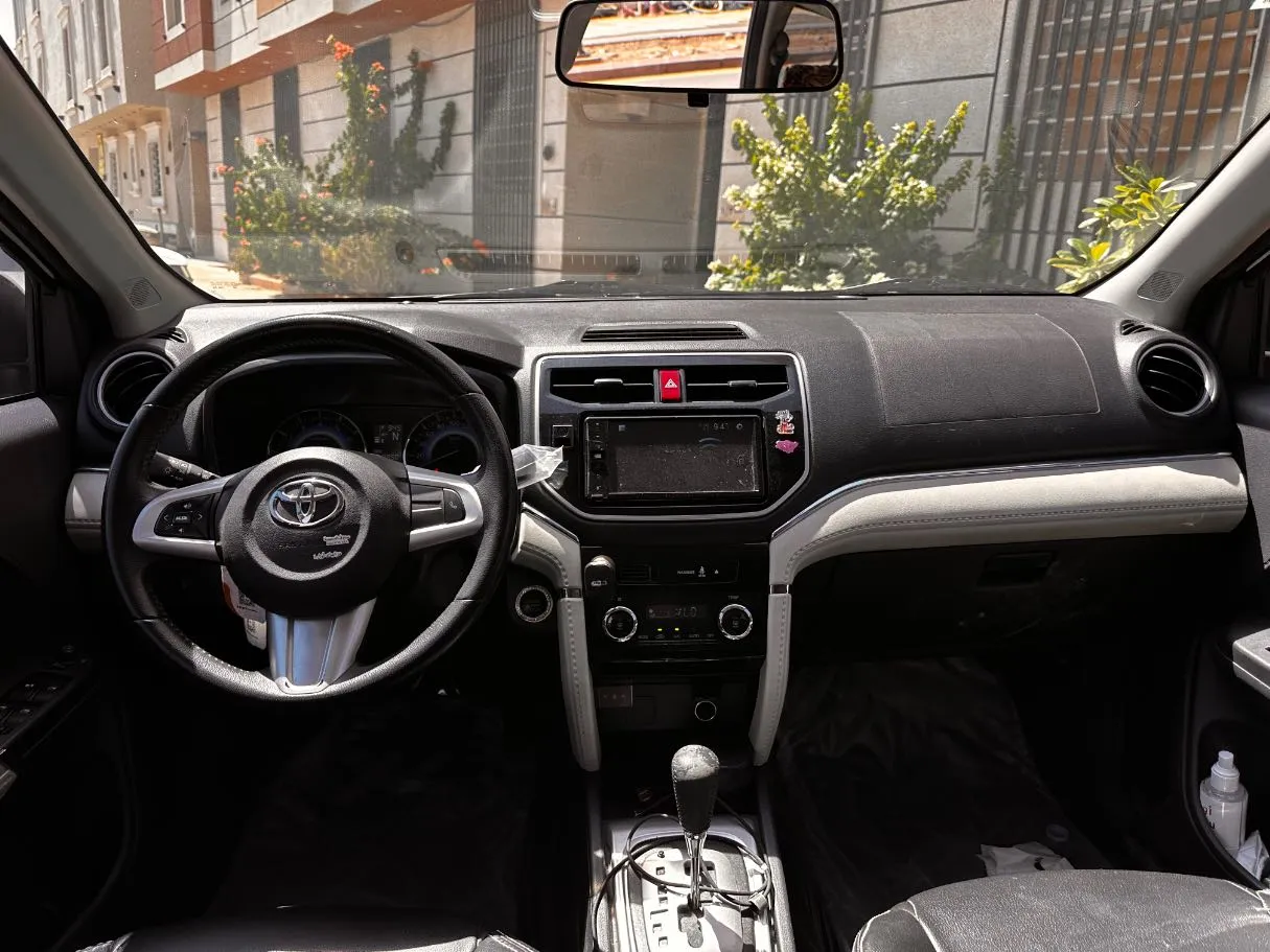 Car image 18