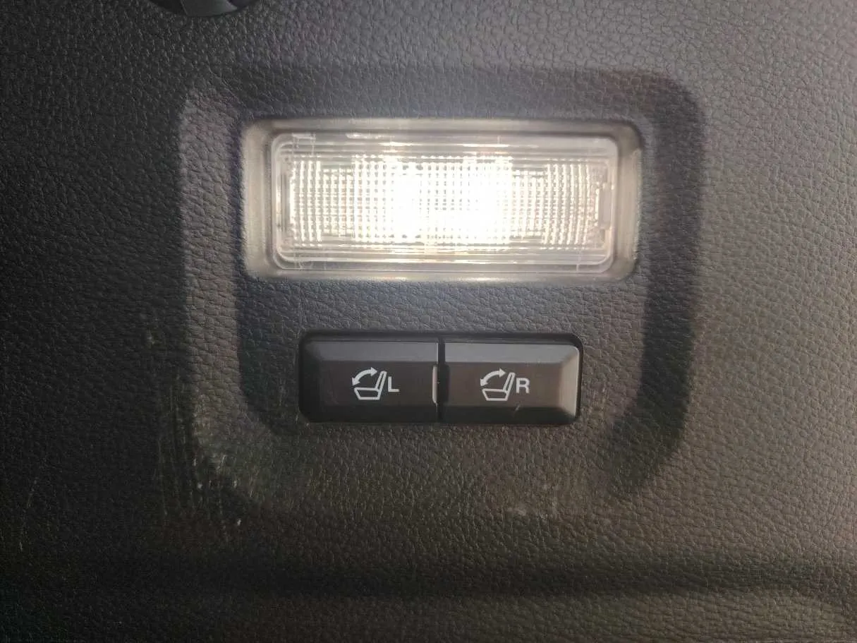 Car image 36