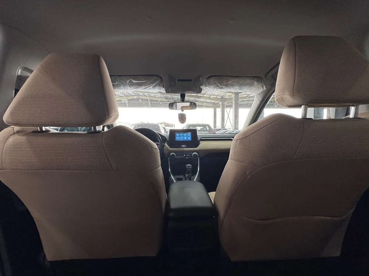 Car image 18