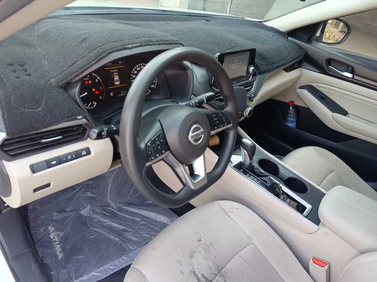 Car image 12