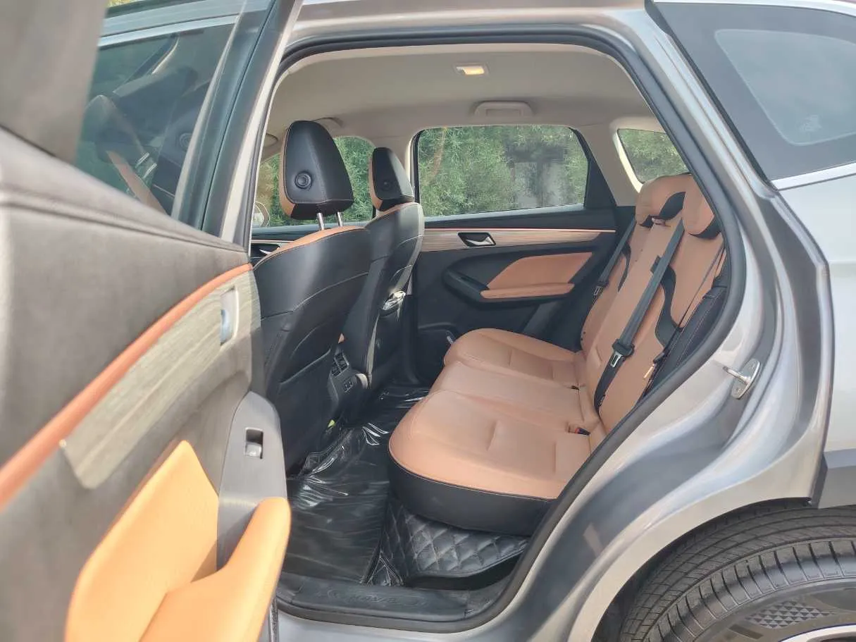Car image 14