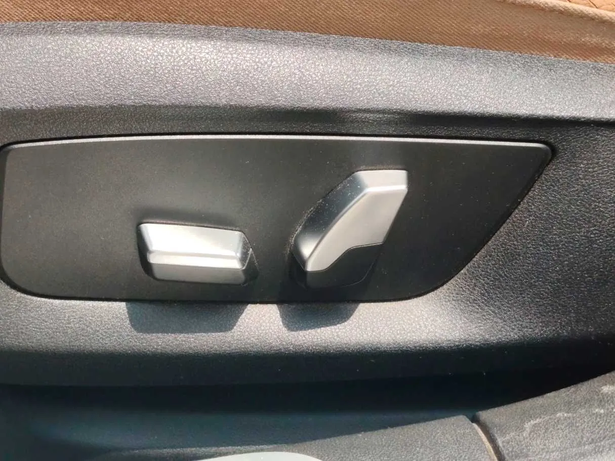 Car image 33