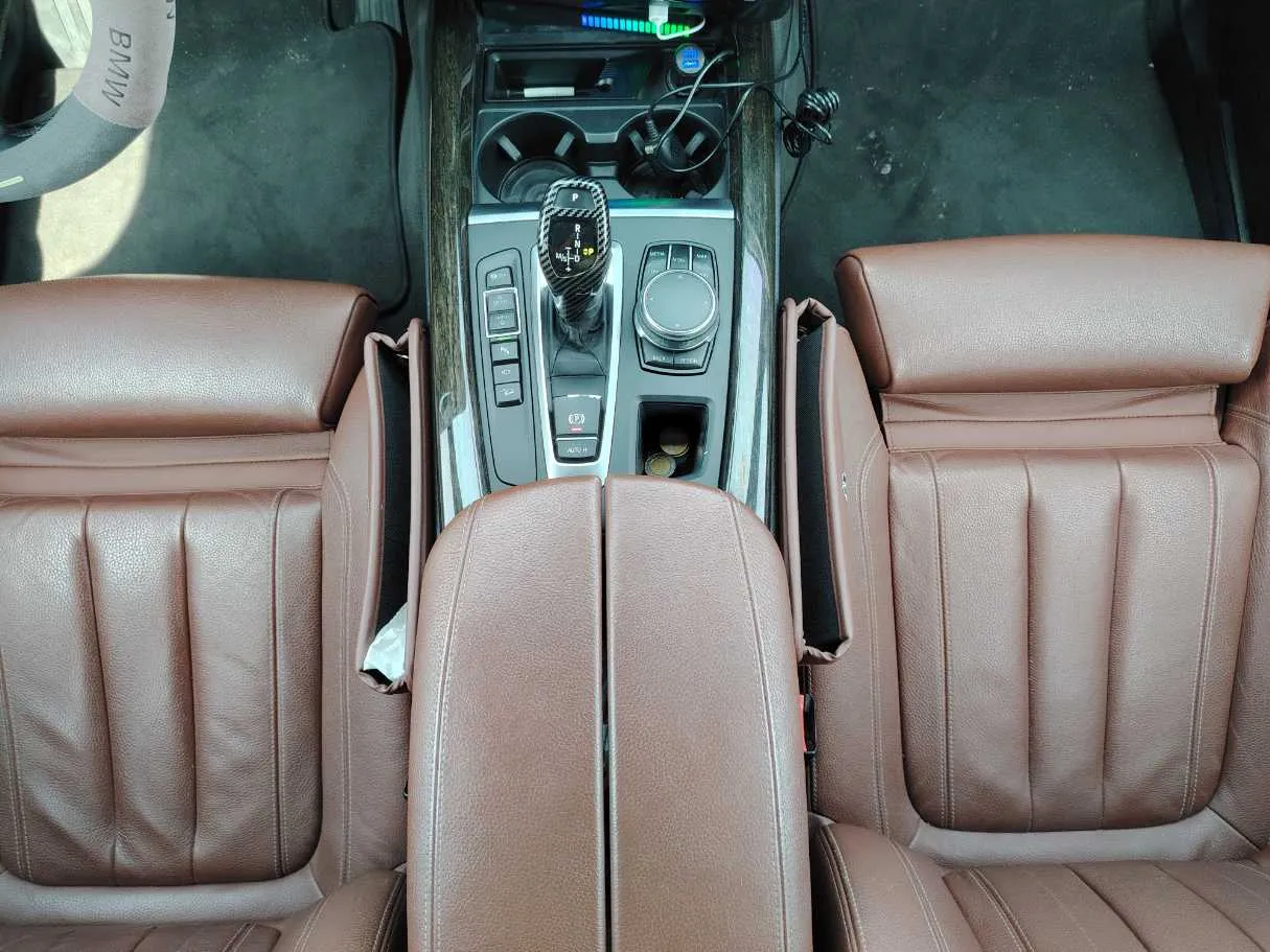 Car image 19