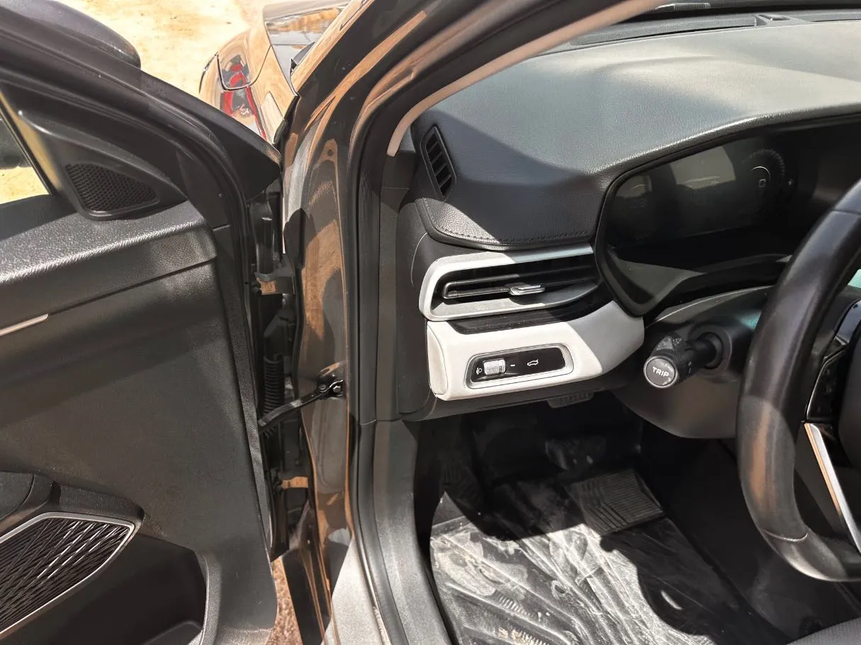 Car image 25