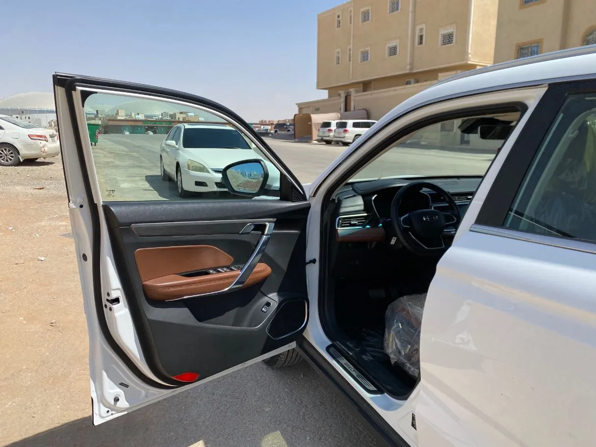 Car image 10