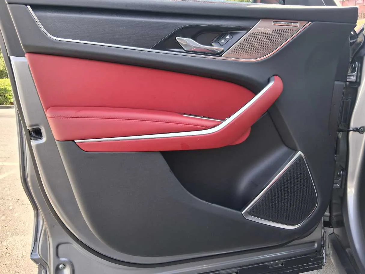 Car image 10