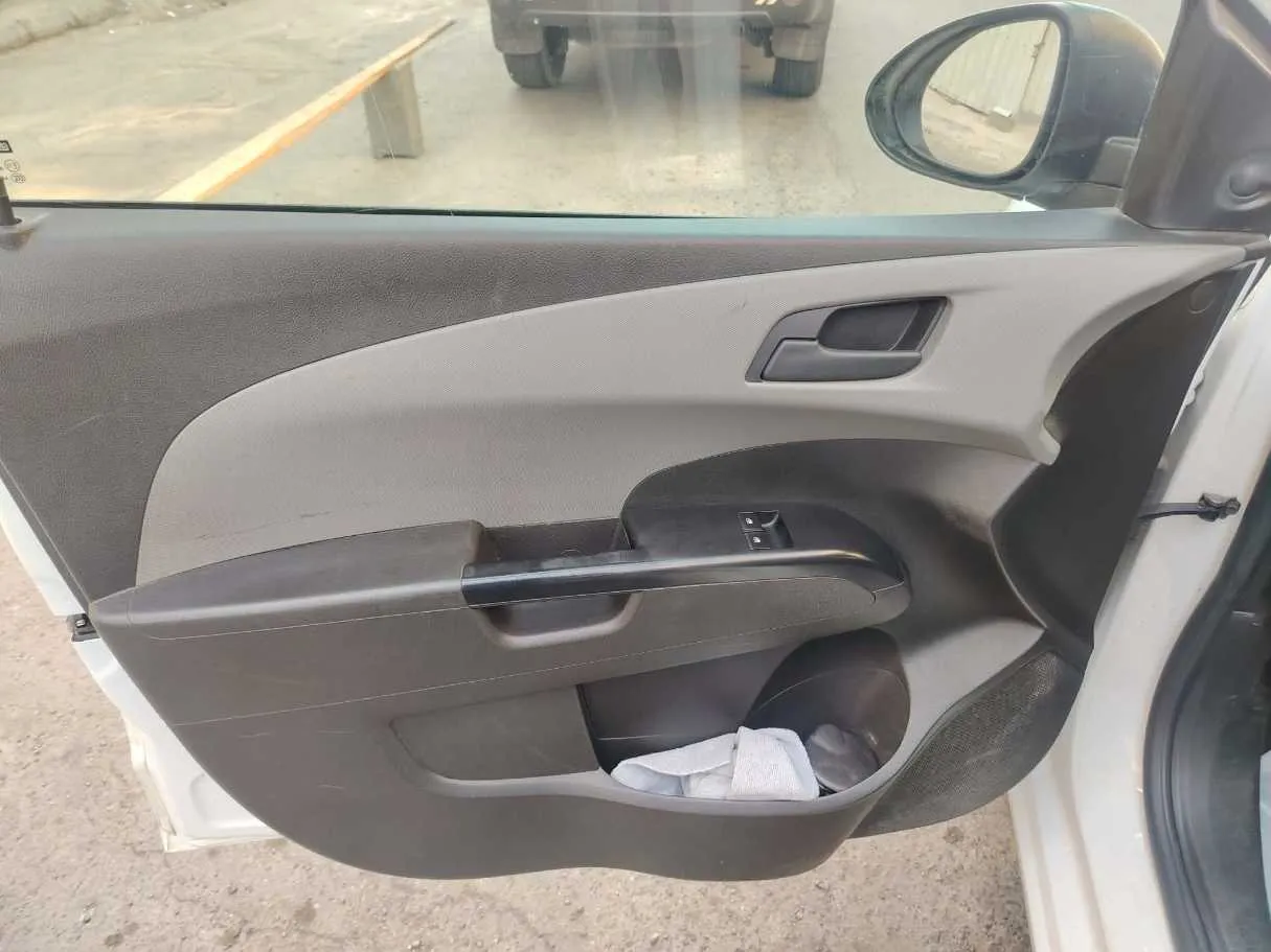 Car image 12