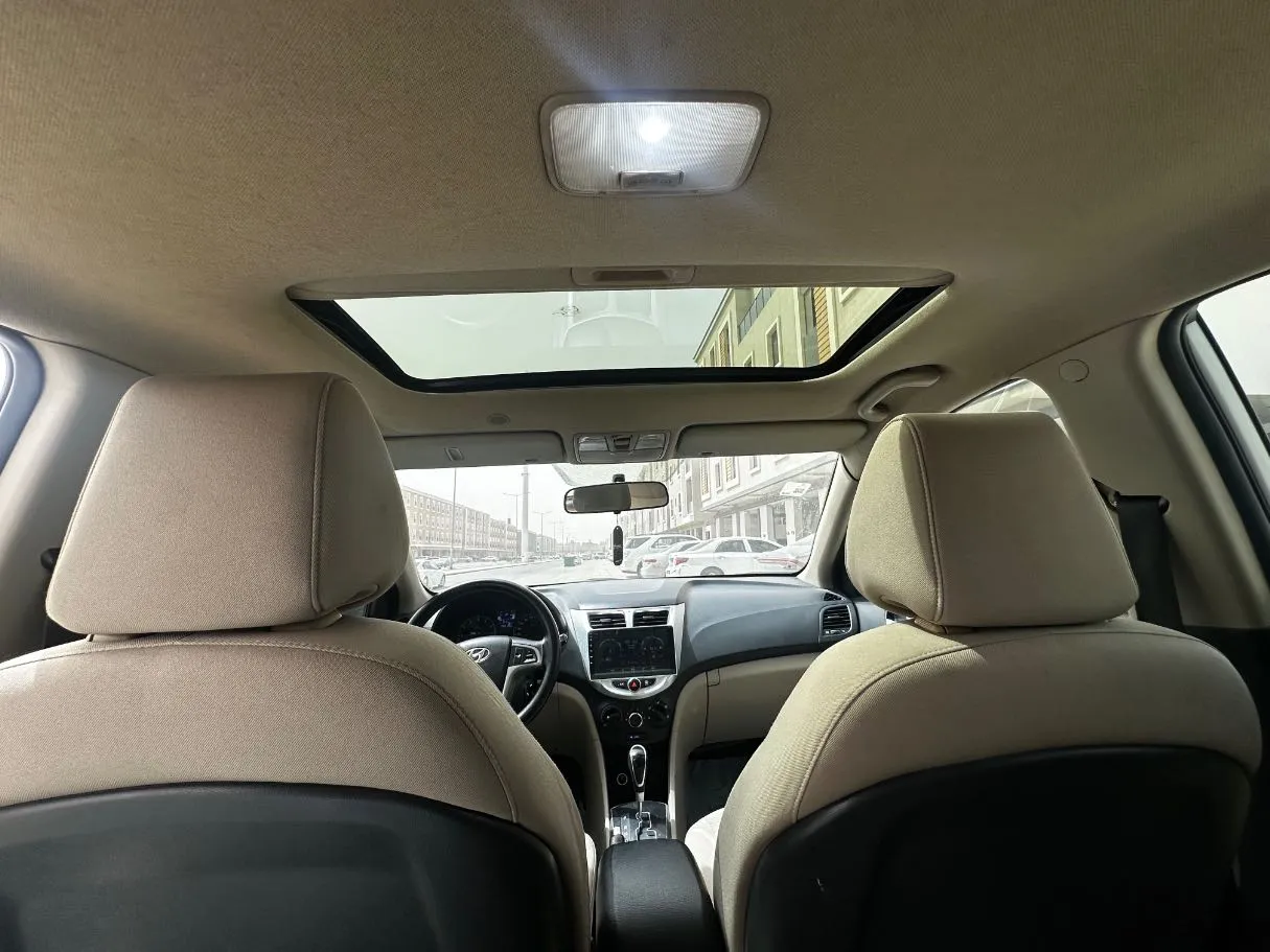 Car image 15
