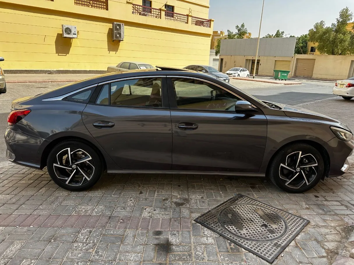 Car image 4