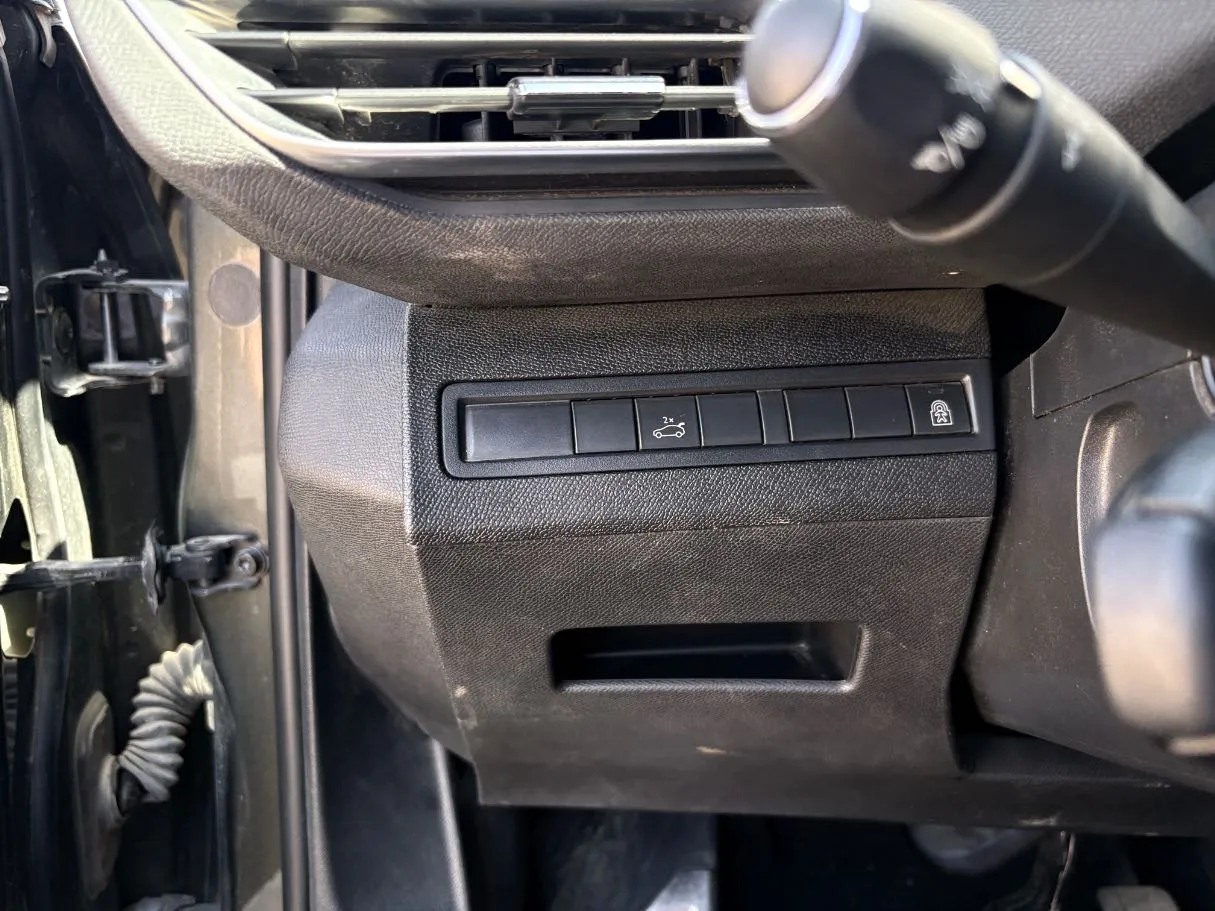 Car image 26