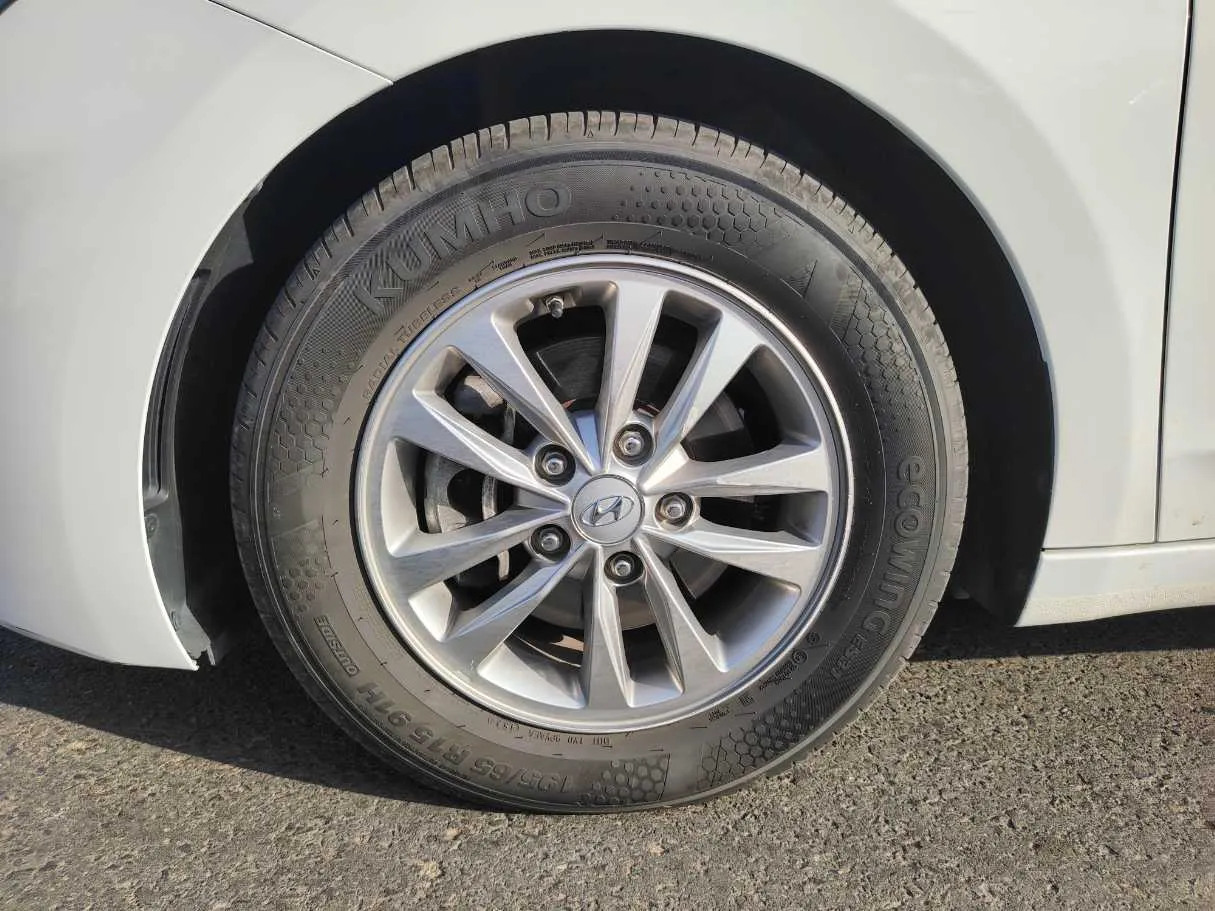 Car image 9