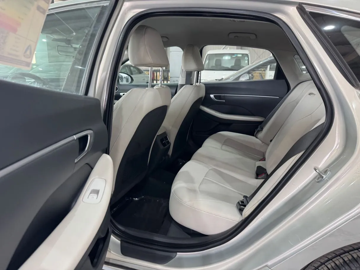 Car image 18