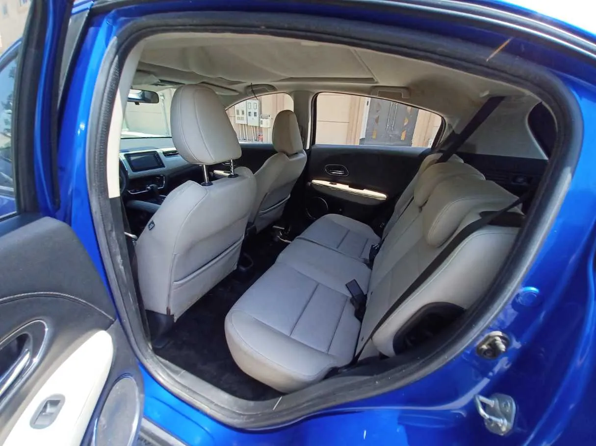 Car image 12