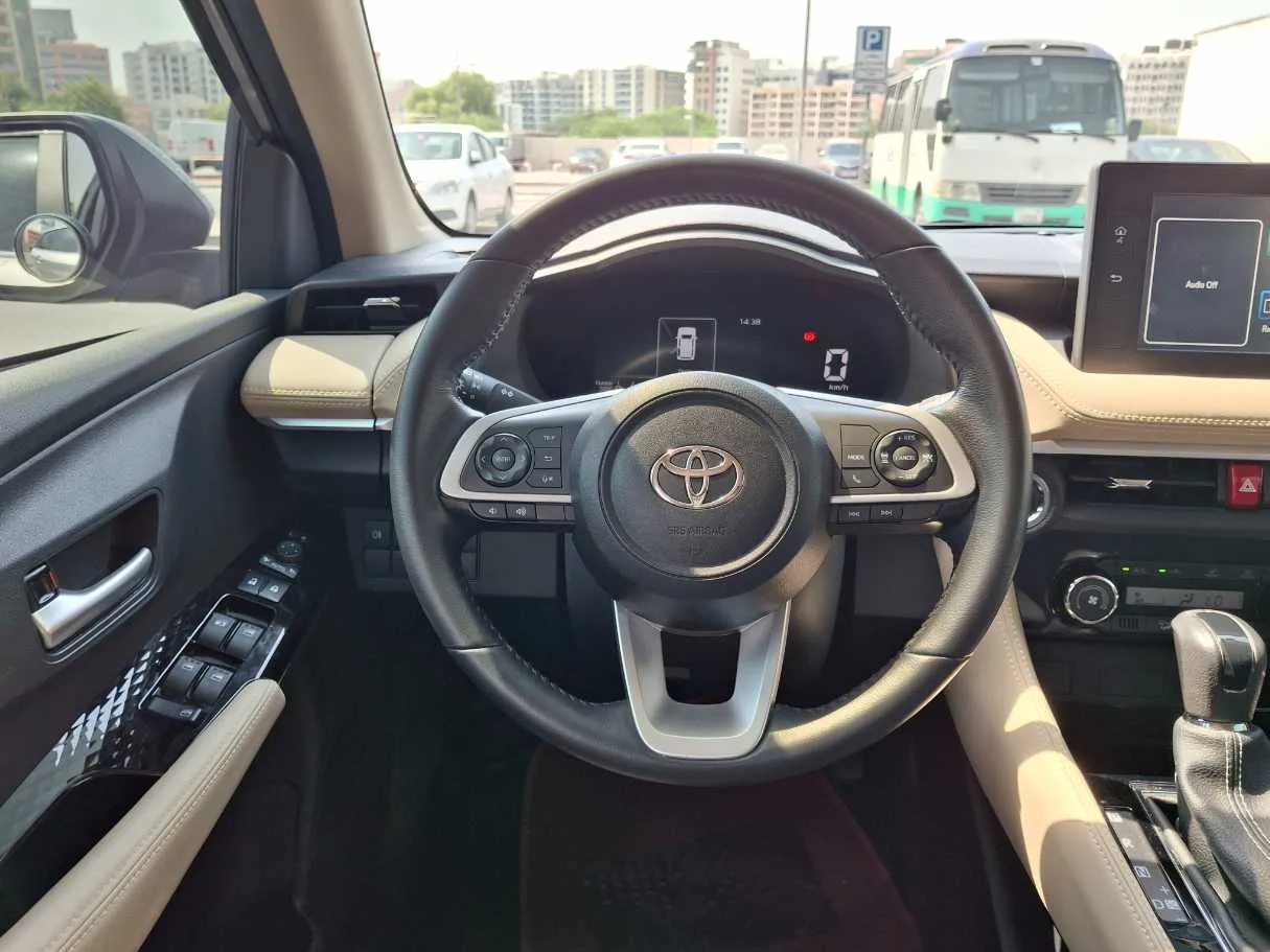 Car image 14