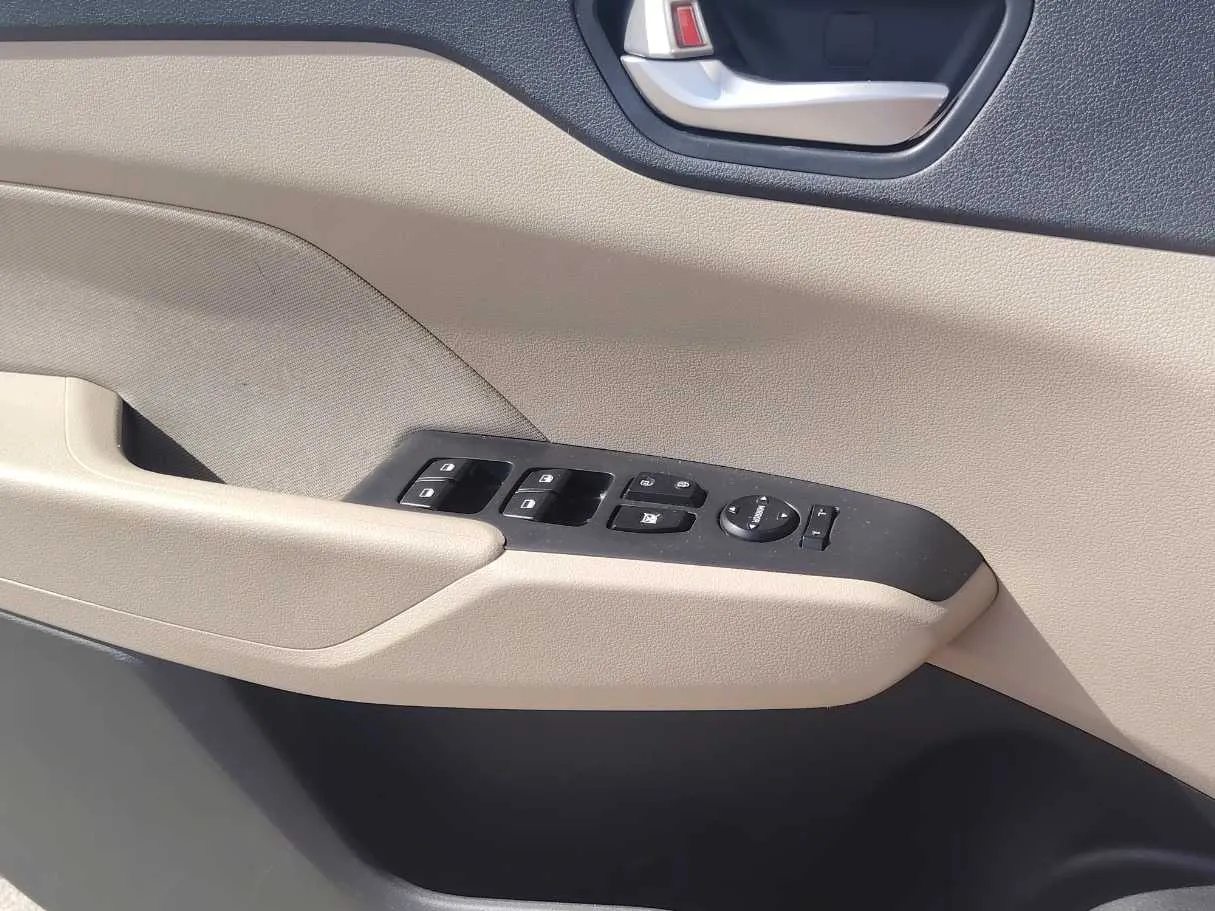 Car image 26