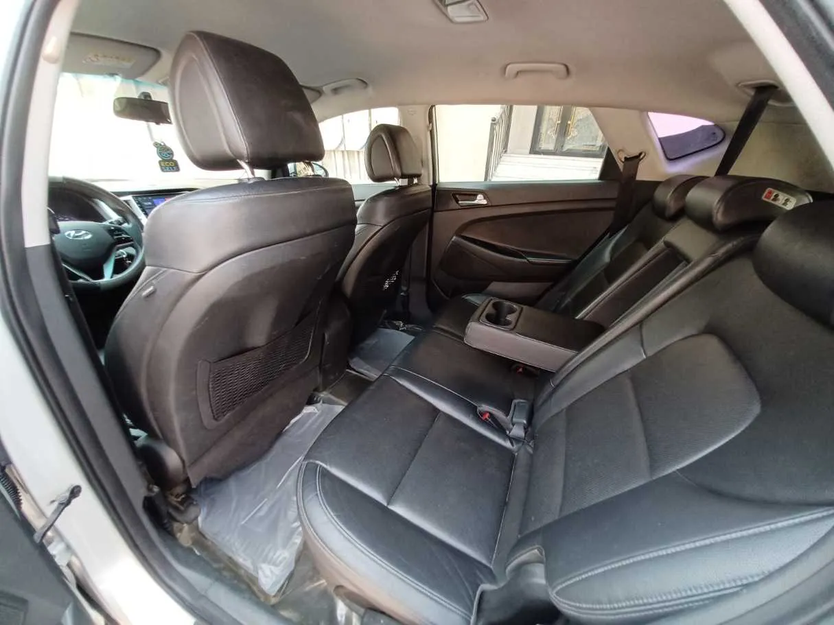Car image 12
