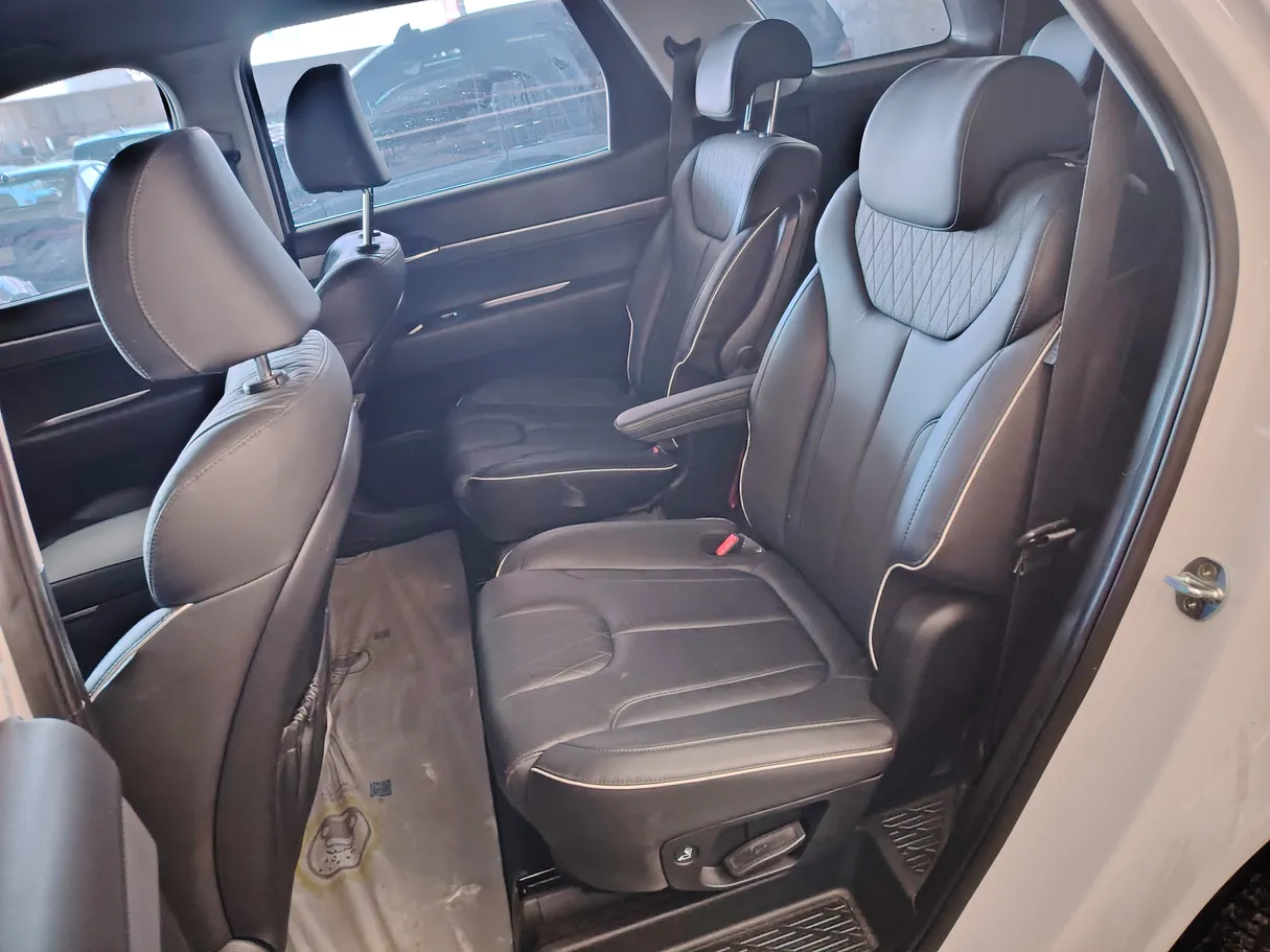 Car image 16