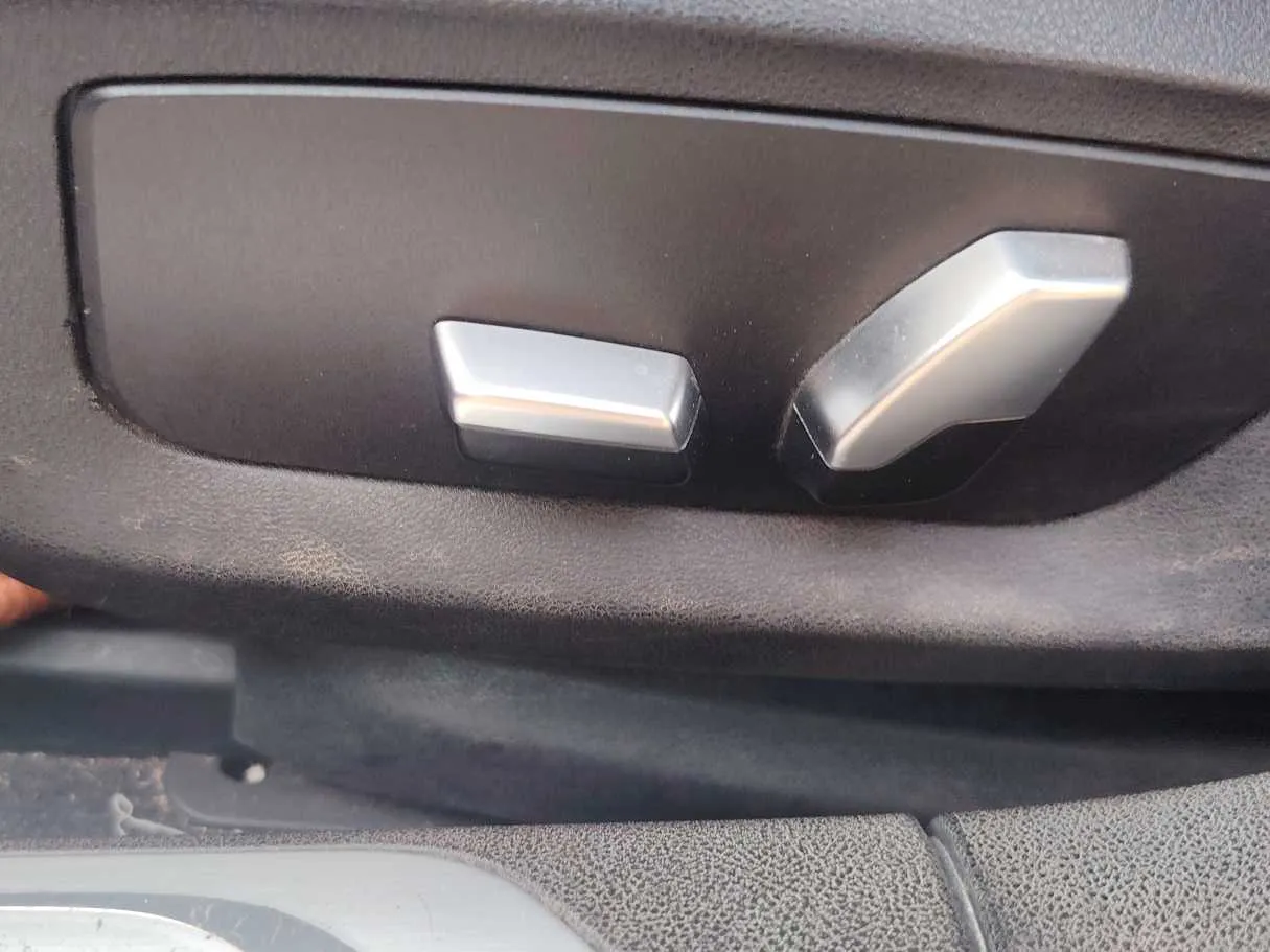 Car image 34
